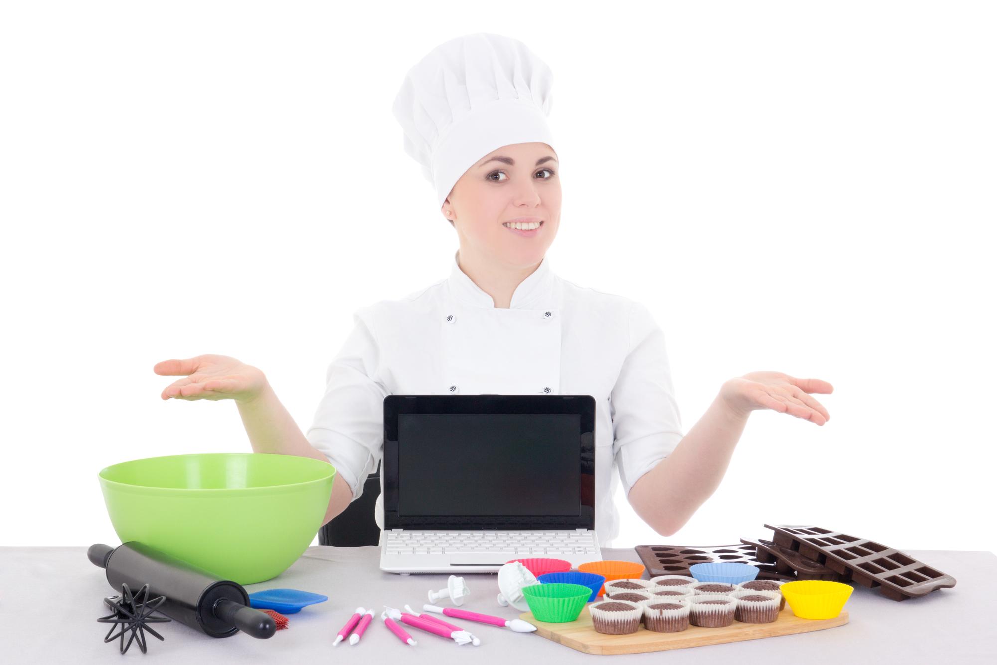 Instruktor pokazujący technikę na stole kuchennym